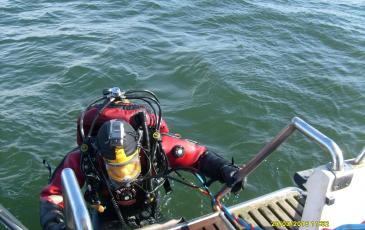 Подъем водолаза на борт катера после подводных работ
