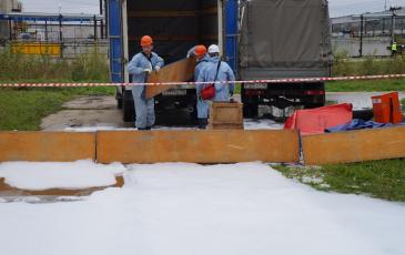 Спасатели Нижневартовского центра «ЭКОСПАС» производят развертывание спасательного оборудования (на объекте ООО «Стрежевской НПЗ»)