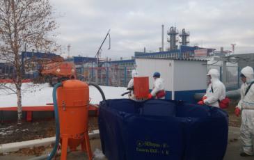 Работа спасателей по ликвидации последствий разлива на объекте ООО «Газпром добыча Ноябрьск»