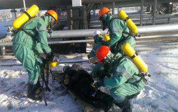 Спасатели Самарского центра «ЭКОСПАС» оказывают первую помощь пострадавшему (1 декабря 2016 года, ООО «Благодаров-Ойл»)