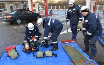 Спасатели Калининградского центра «ЭКОСПАС» готовят газозощитное оборудование к демонстрации (г. Калининград, 6 декабря 2016 года)