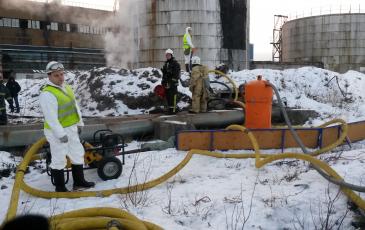 Спасатели Первого арктического центра «ЭКОСПАС» имитируют сбор нефти (г. Полярные Зори, 24 декабря 2016 года)