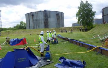 Спасатели установили подпорную стенку и готовятся откачивать разлившийся нефтепродукт