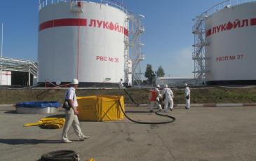 Процес перекачки нефтепродукта во временную емкость спасателями Уфимского центра «ЭКОСПАС