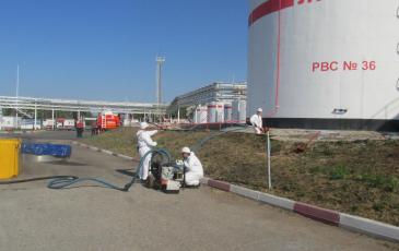 Перекачка нефтепродукта и распыление сорбента спасателями Уфимского центра «ЭКОСПАС»