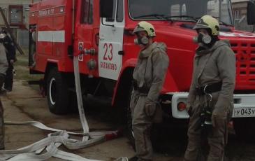 Пожарный расчет в готовности на случай возгорания нефтепродуктов