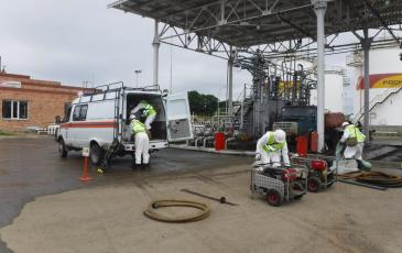 Спасатели «ЭКОСПАС» разгружают оборудование в зоне проведения учений