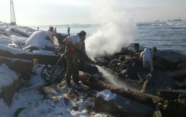 Спасатели «ЭКОСПАС» зачищают береговою полосу с помощью парогенератора 