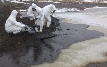 Спасатели «ЭКОСПАС» производят сбор нефтесодержащей эмульсии