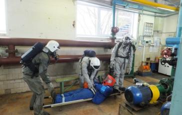 Спасатели «ЭКОСПАС» оказывают первую медицинскую помощь «пострадавшему»