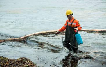 Спасатель «ЭКОСПАС» при очистке береговой полосы загрязненной бухты