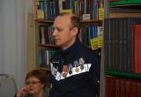 Заместитель командира отряда Вячеслав Рытый рассказывает участникам мероприятия о профессии спасатель