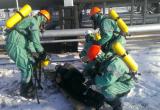 Спасатели Самарского центра «ЭКОСПАС» оказывают первую помощь пострадавшему (1 декабря 2016 года, ООО «Благодаров-Ойл»)