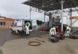 Спасатели «ЭКОСПАС» разгружают оборудование в зоне проведения учений